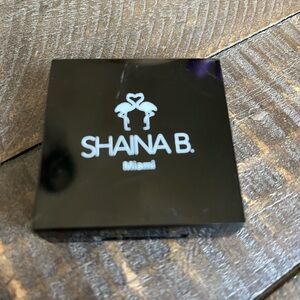SHAINA B. Compact Blush in Shade Bellini
